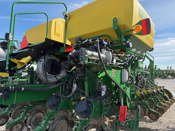 Image of John Deere 1775 equipment image 1