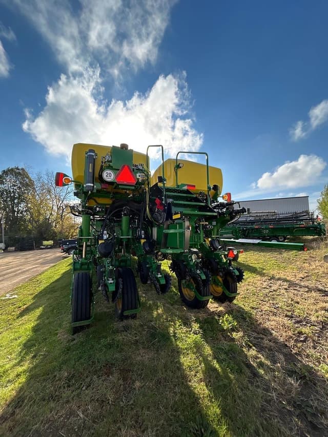 Image of John Deere 1775 equipment image 4