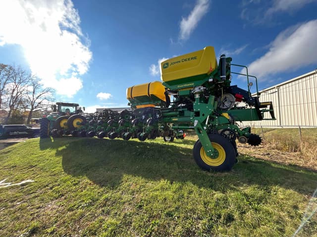 Image of John Deere 1775 equipment image 3