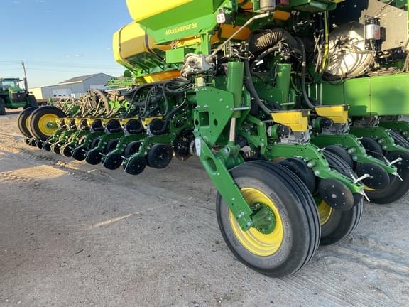 Image of John Deere 1775 equipment image 4