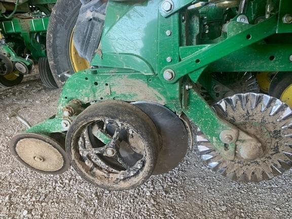 Image of John Deere 1775 equipment image 4