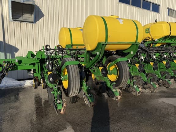 Image of John Deere 1775 equipment image 4