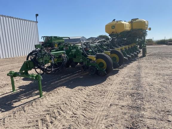 Image of John Deere 1775 equipment image 1