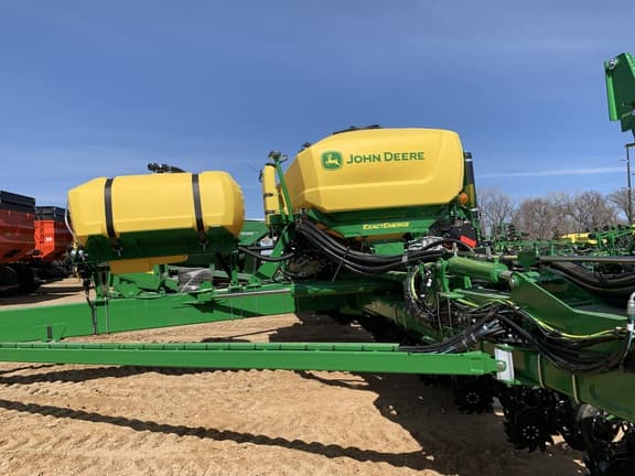 Image of John Deere 1775 equipment image 4