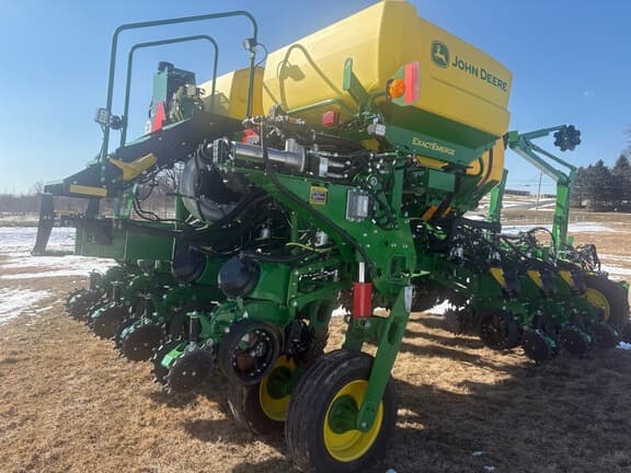 Image of John Deere 1775 equipment image 3