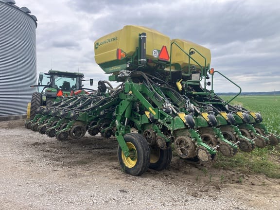 2025 John Deere 1795 Equipment Image0