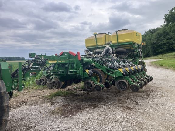 Image of John Deere 1795 equipment image 1