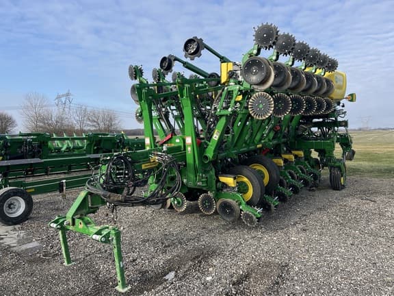 Image of John Deere 1795 equipment image 1