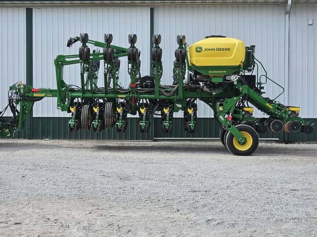 Image of John Deere 1795 equipment image 1