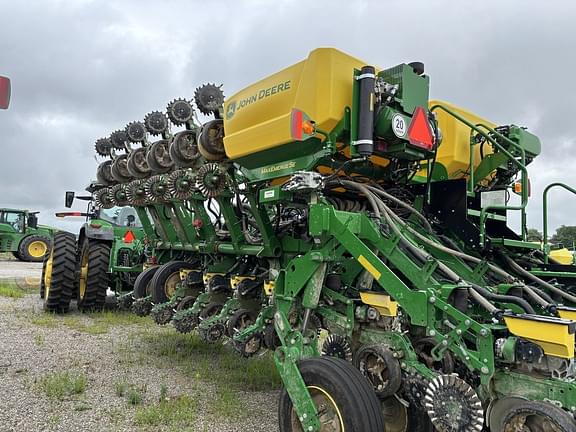 Image of John Deere 1795 equipment image 2