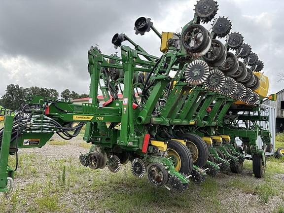Image of John Deere 1795 equipment image 1