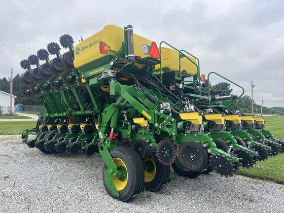 Image of John Deere 1795 equipment image 3