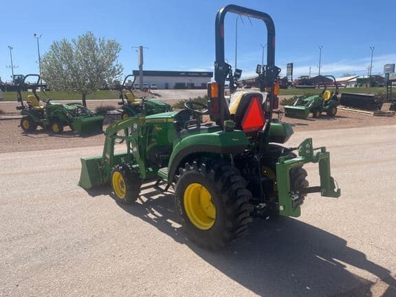 Image of John Deere 2032R equipment image 2