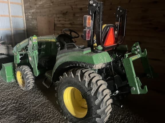 Image of John Deere 2032R equipment image 3