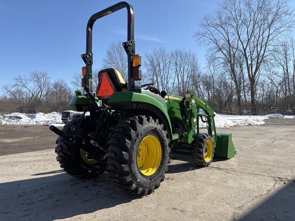 Image of John Deere 2032R equipment image 4