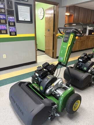 Image of John Deere 260SL equipment image 3