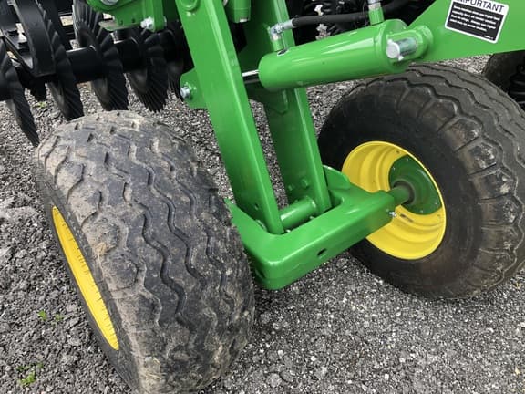Image of John Deere 2660VT equipment image 3