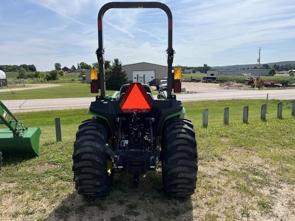 Image of John Deere 3032E equipment image 4