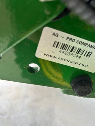 Image of John Deere 3033R equipment image 4