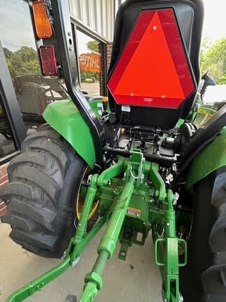 Image of John Deere 3033R equipment image 3