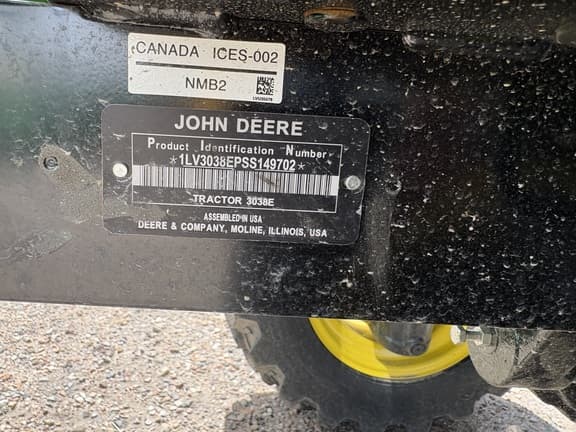 Image of John Deere 3038E equipment image 4