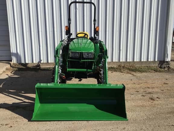 Image of John Deere 3038E equipment image 3