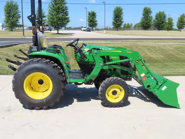 Image of John Deere 3038E equipment image 2