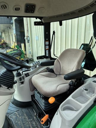 Image of John Deere 3039R equipment image 4