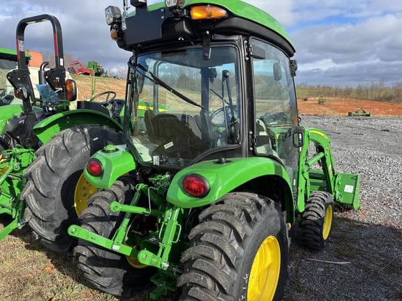 Image of John Deere 3046R equipment image 4