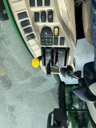 Image of John Deere 3046R equipment image 3