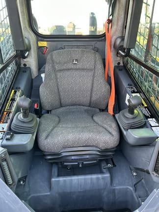 Image of John Deere 325G equipment image 4