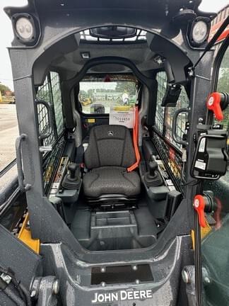 Image of John Deere 325G equipment image 4