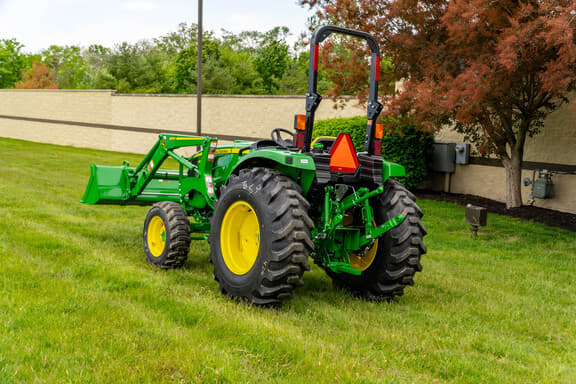Image of John Deere 4044M equipment image 4