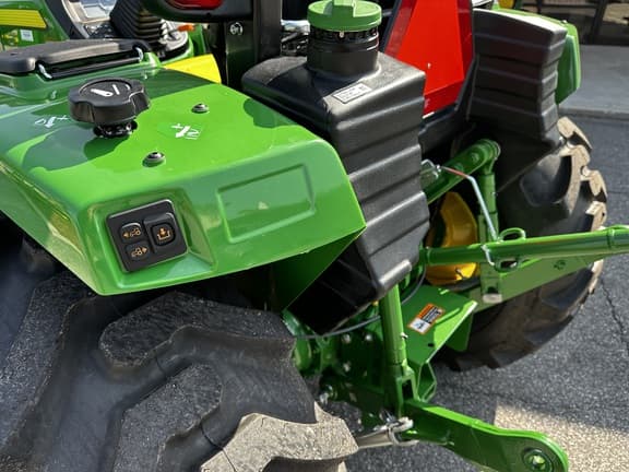Image of John Deere 4052R equipment image 3