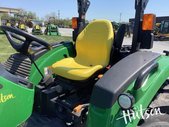Image of John Deere 4052R equipment image 4