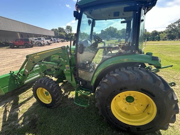 Image of John Deere 4052R equipment image 4