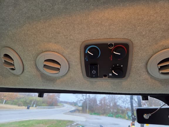 Image of John Deere 4052R equipment image 4