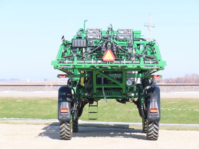 Image of John Deere 410R equipment image 3