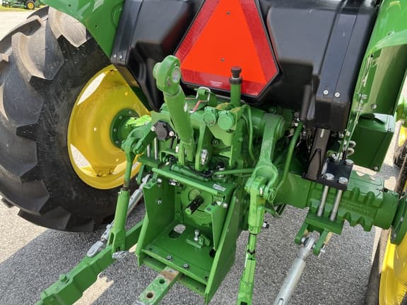 Image of John Deere 5060E equipment image 2