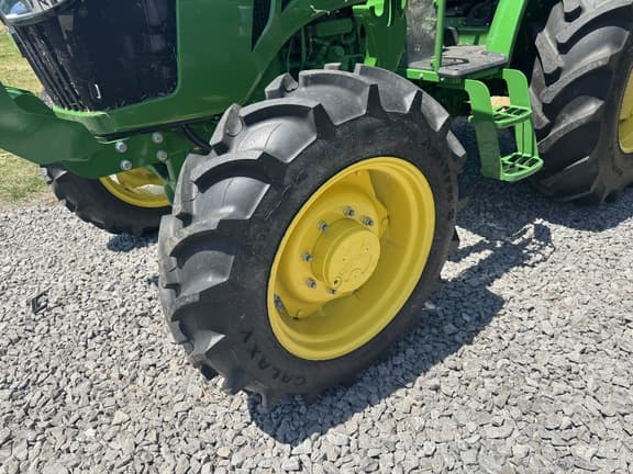 Image of John Deere 5060E equipment image 4