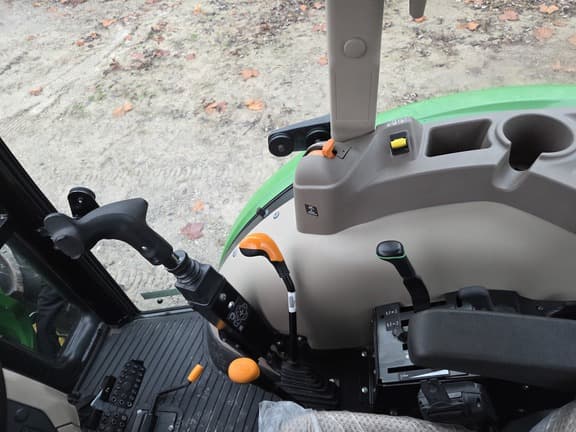 Image of John Deere 5067E equipment image 4