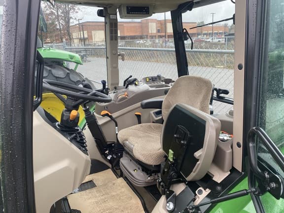 Image of John Deere 5075E equipment image 4