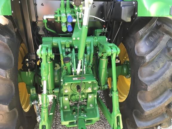 Image of John Deere 5095M equipment image 4