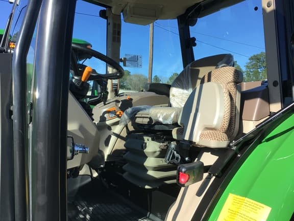 Image of John Deere 6120E equipment image 4