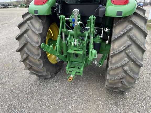 Image of John Deere 6120E equipment image 4