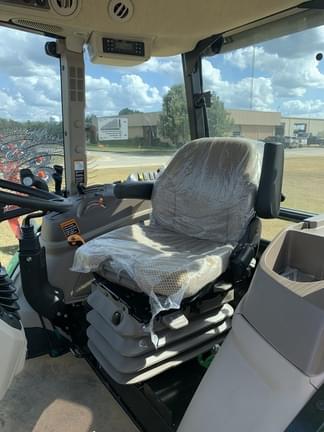 Image of John Deere 6135E equipment image 4