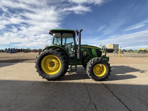 Image of John Deere 6135E equipment image 4