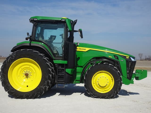 Image of John Deere 8R 250 equipment image 2