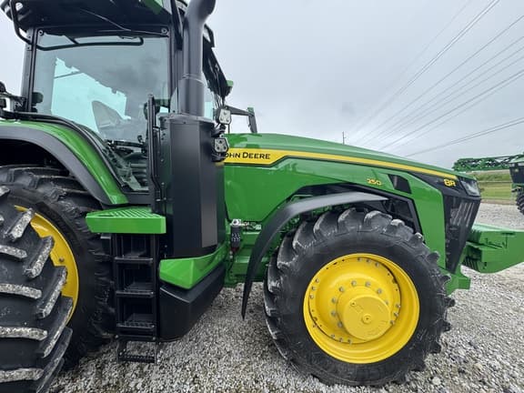 Image of John Deere 8R 250 equipment image 4