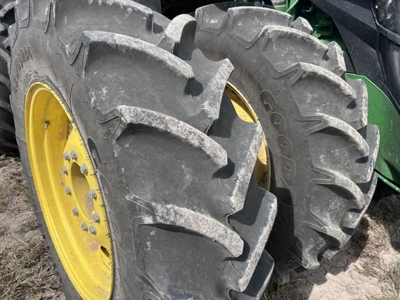 Image of John Deere 8R 340 equipment image 4